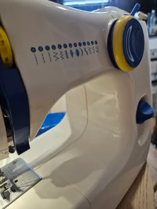 Máquina de Costura IKEA Branca e Azul