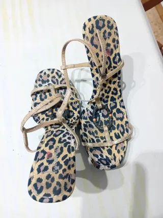Sandalias leopardo con tiras doradas