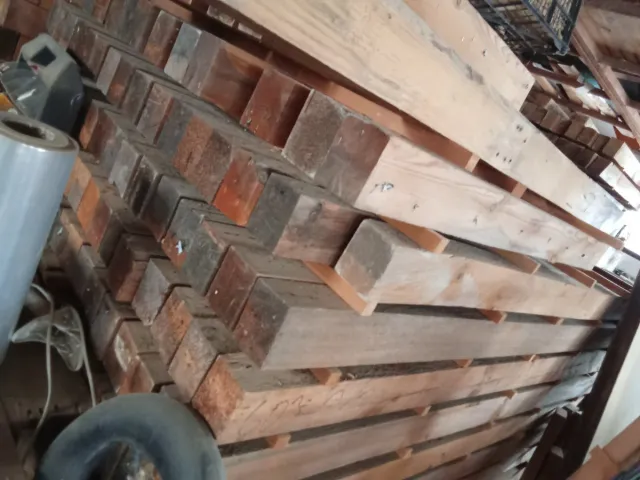 Vigas y tablas de madera