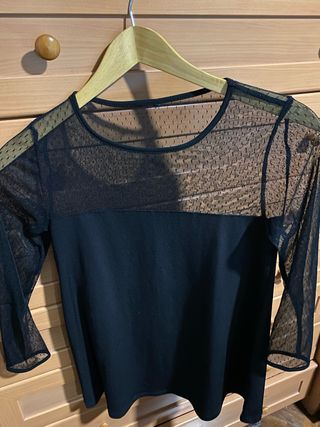 Camiseta negra mangas de encaje. media manga