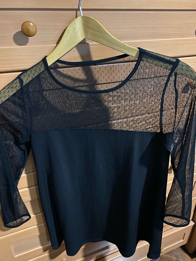 Camiseta negra mangas de encaje. media manga