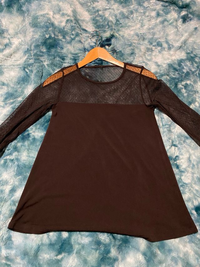 Camiseta negra mangas de encaje. media manga