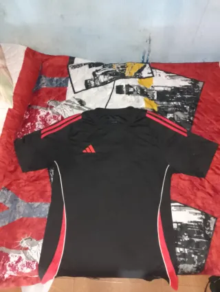 Camiseta Adidas Negra y Roja