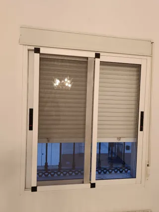 Ventana aluminio con persiana