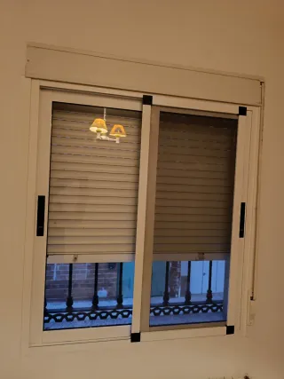 Ventana aluminio con persiana