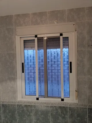 Ventana aluminio con persiana