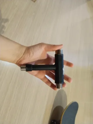 Skate Oxelo con llave para skate.