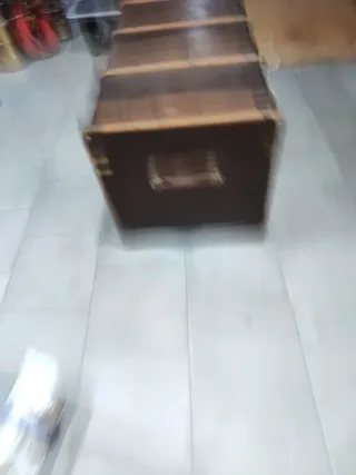 Baúl antiguo de metal y madera