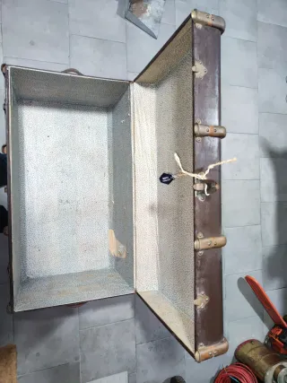 Baúl antiguo de metal y madera