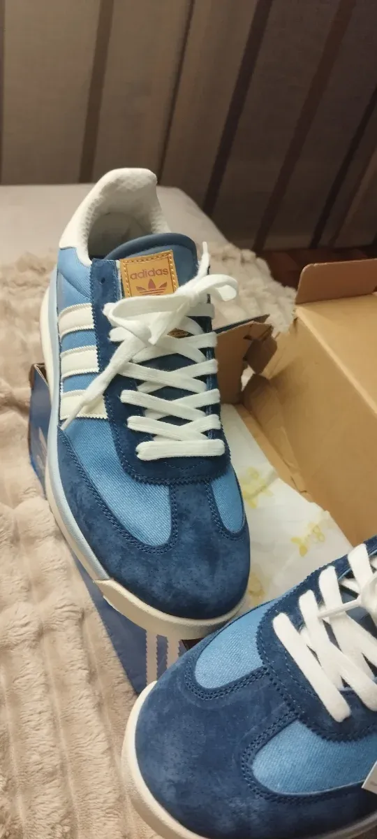 Zapatillas Adidas Azules y Blancas