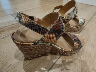 Sandalias Alma en Pena cuña esparto piel serpiente