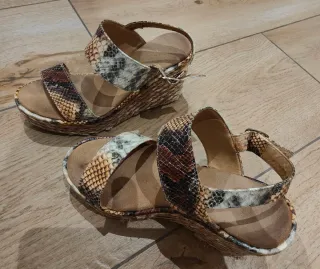 Sandalias Alma en Pena cuña esparto piel serpiente