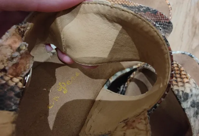 Sandalias Alma en Pena cuña esparto piel serpiente