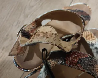 Sandalias Alma en Pena cuña esparto piel serpiente