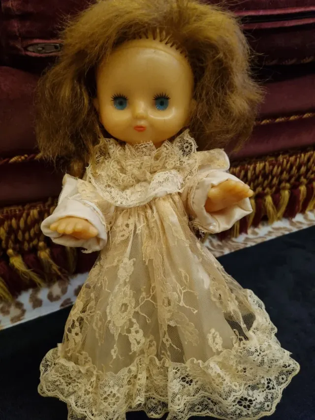 Bambola vintage con vestito in pizzo