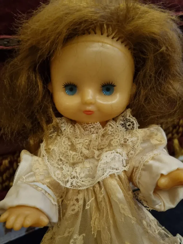 Bambola vintage con vestito in pizzo