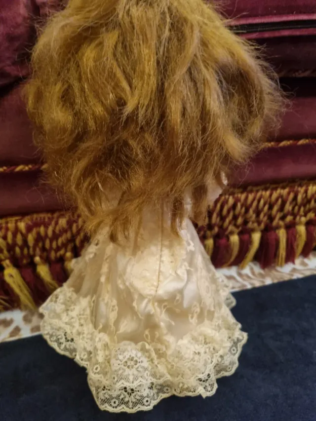 Bambola vintage con vestito in pizzo