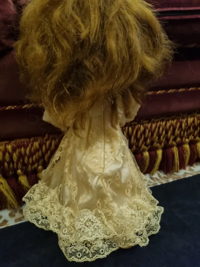 Bambola vintage con vestito in pizzo