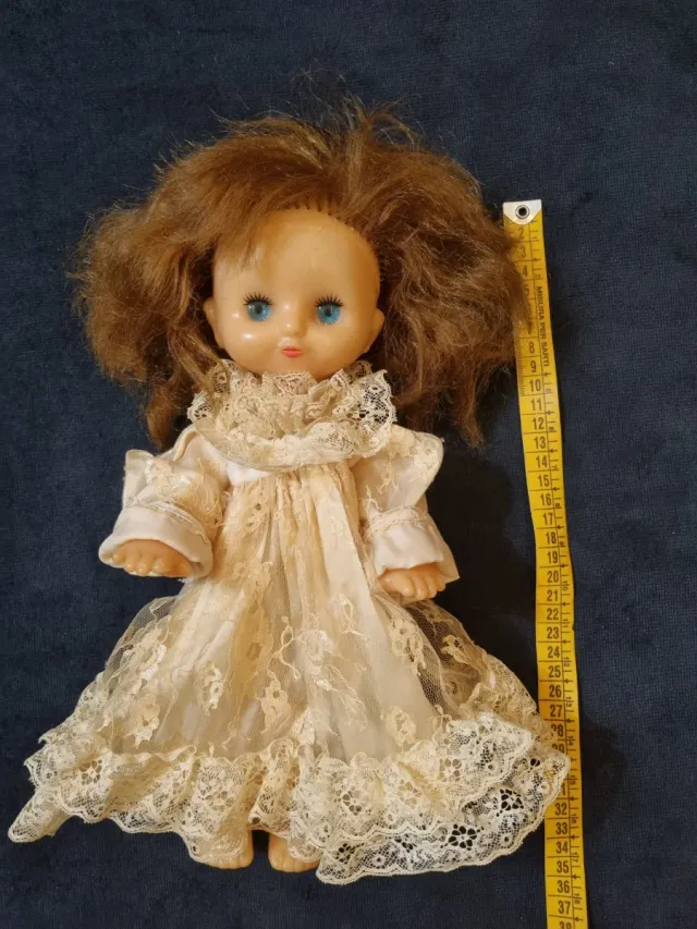 Bambola vintage con vestito in pizzo
