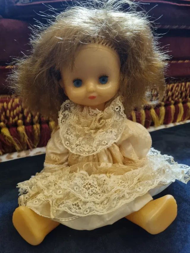 Bambola vintage con vestito in pizzo