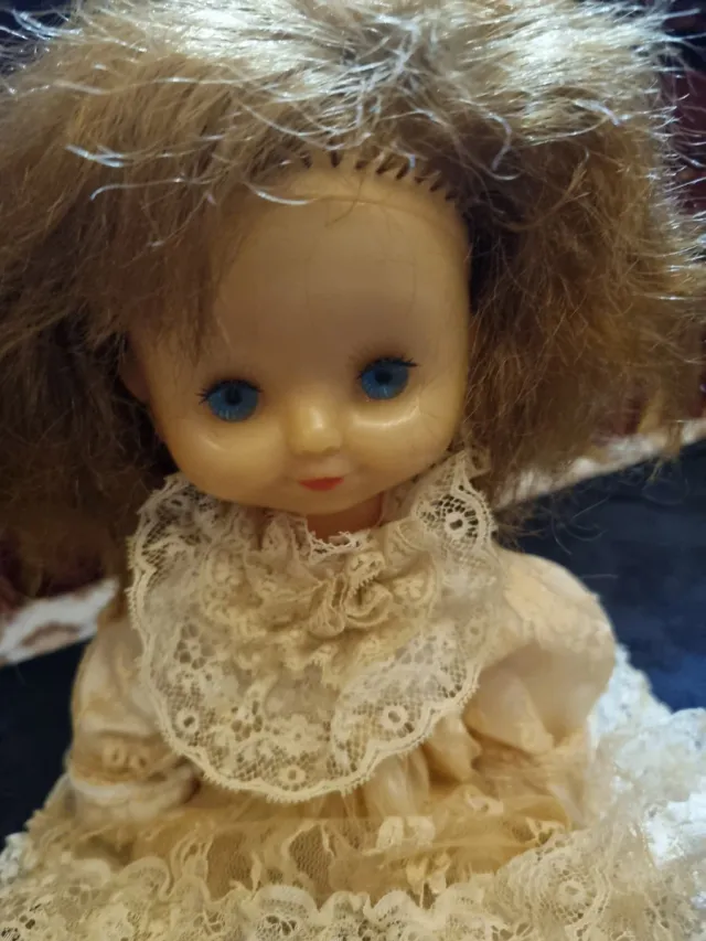 Bambola vintage con vestito in pizzo