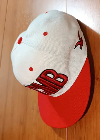 Gorra YMCMB original broche snapback.
