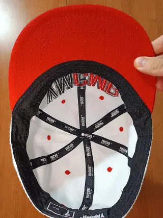 Gorra YMCMB original broche snapback.