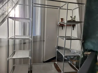 Appendiabiti con scaffali in metallo e tessuto