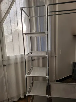 Appendiabiti con scaffali in metallo e tessuto