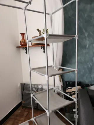 Appendiabiti con scaffali in metallo e tessuto