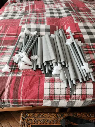 Appendiabiti con scaffali in metallo e tessuto