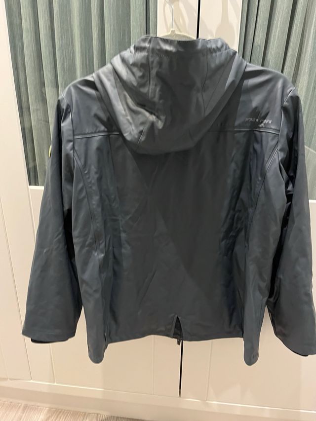 Abrigo engomado Scalpers con capucha azul marino