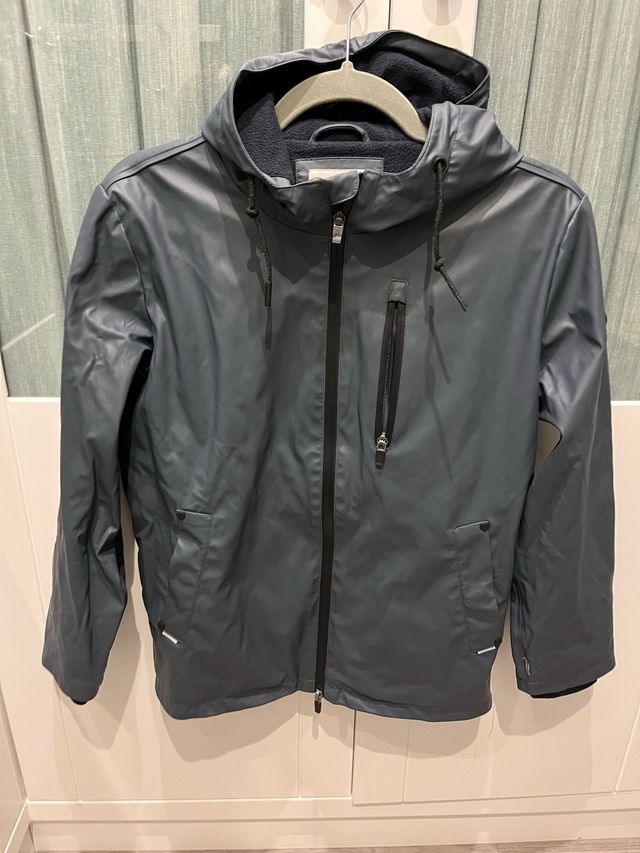 Abrigo engomado Scalpers con capucha azul marino