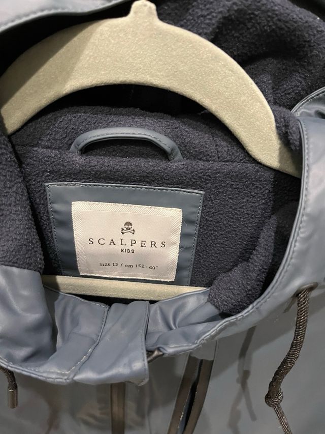 Abrigo engomado Scalpers con capucha azul marino