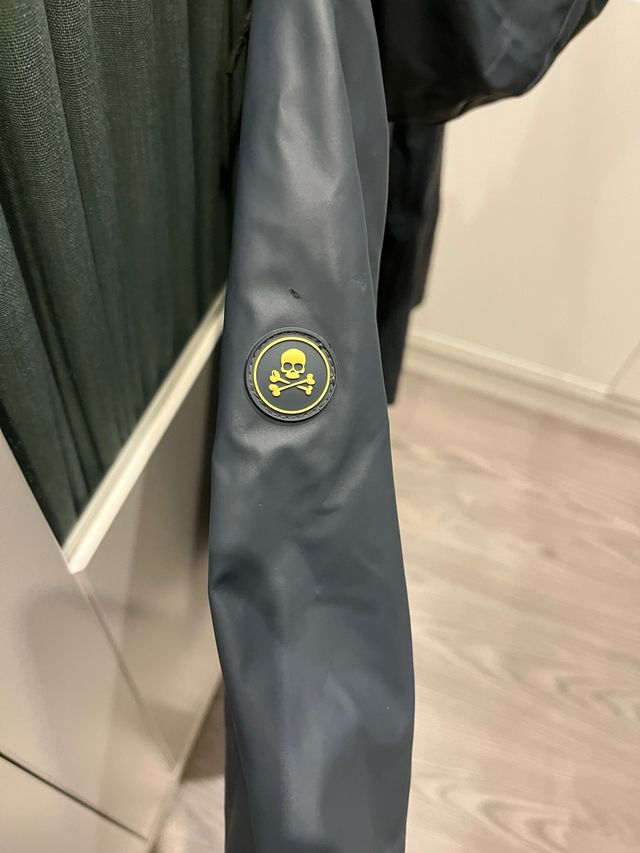 Abrigo engomado Scalpers con capucha azul marino