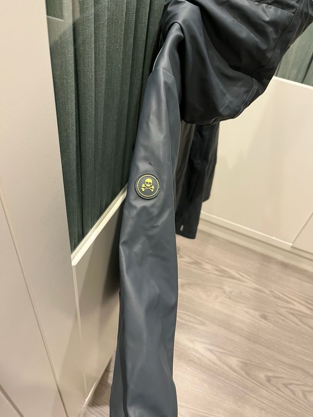 Abrigo engomado Scalpers con capucha azul marino