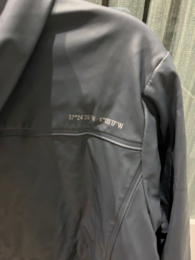 Abrigo engomado Scalpers con capucha azul marino