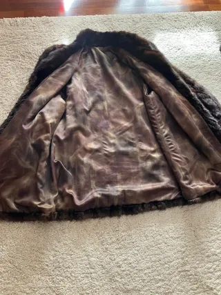 Abrigo de piel auténtica marrón.