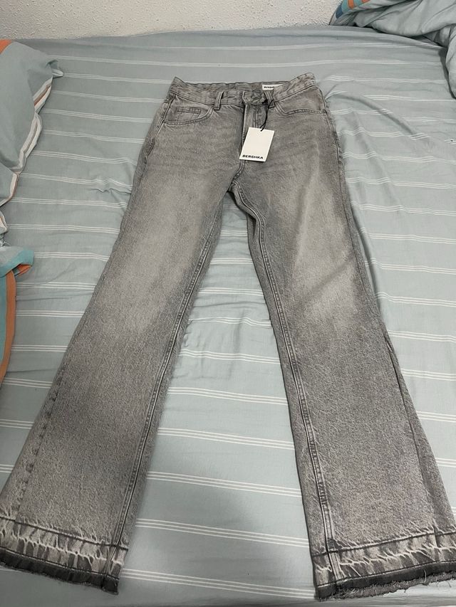 Pantalón flare gris Bershka hombre