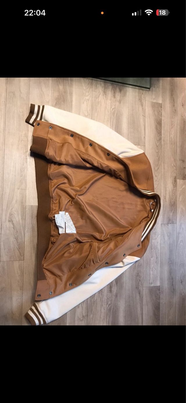 Cazadora estilo universitario