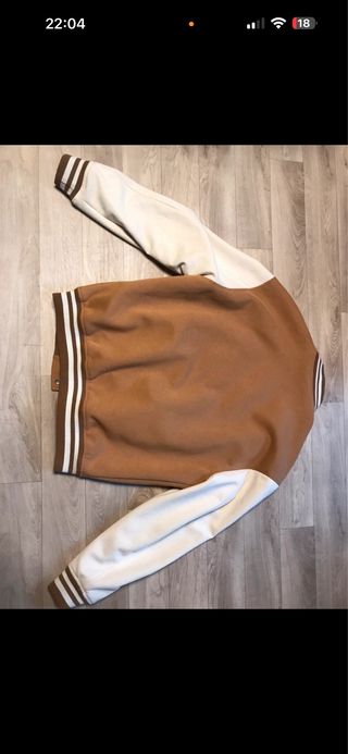 Cazadora estilo universitario