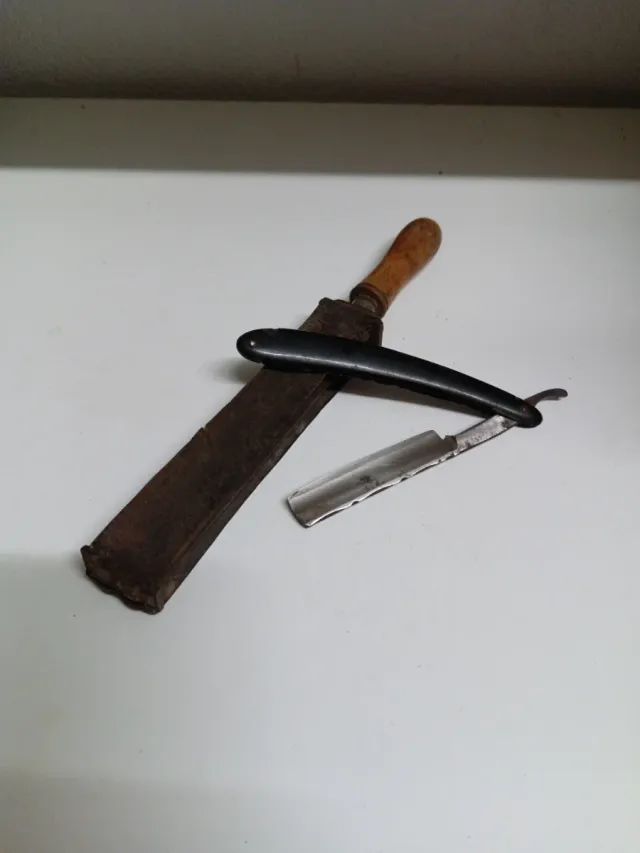 Navaja de barbero antigua y afilador