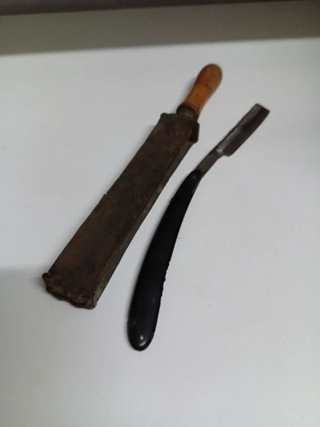 Navaja de barbero antigua y afilador