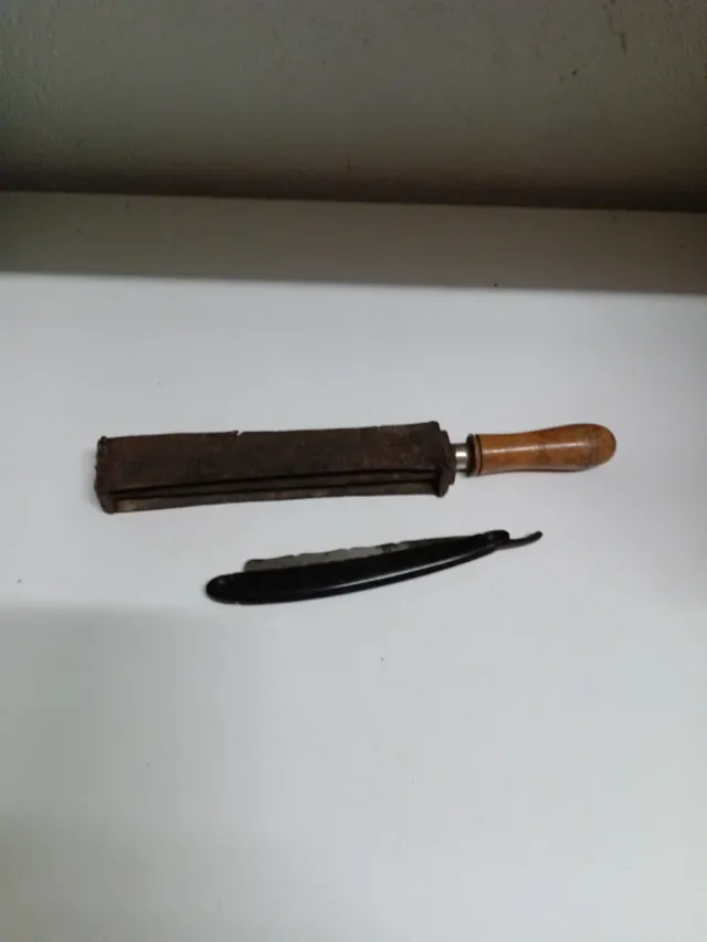 Navaja de barbero antigua y afilador