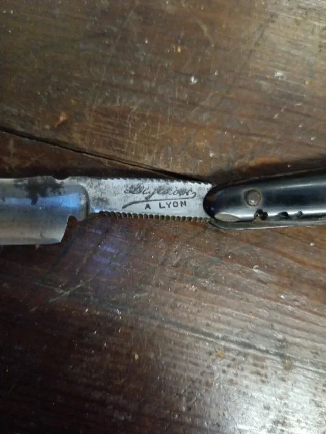 Navaja de barbero antigua y afilador