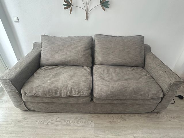 Sofa de dos plazas, gris. Buen estado y muy cómodo