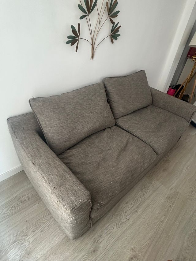 Sofa de dos plazas, gris. Buen estado y muy cómodo