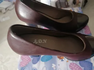 Zapatos de tacón A.D.N. marrones y negros