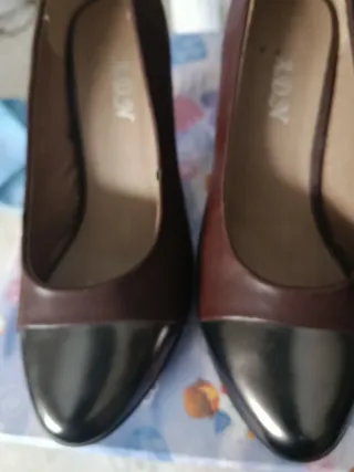 Zapatos de tacón A.D.N. marrones y negros