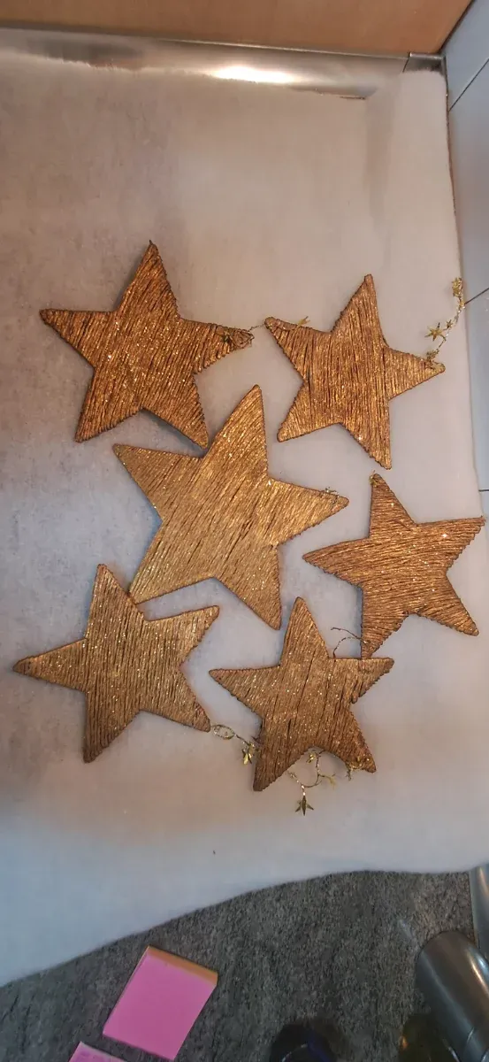 Estrellas decorativas doradas